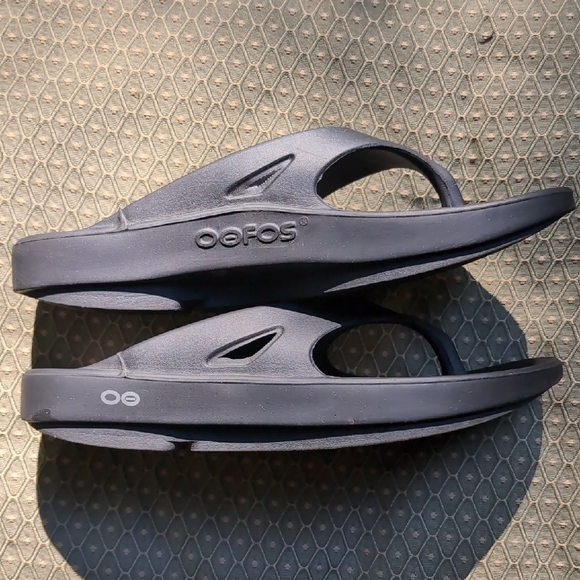 OOFOS Womens 8/Men's 6 Charcoal/Black Recovery Flip-Flops - Picture 3 of 9